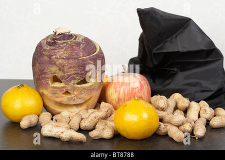 Le butin de trick or treating avec navet halloween jack-o-lantern. Traditionnellement, dans l'Irlande des navets ou les Suédois ont été utilisées Banque D'Images