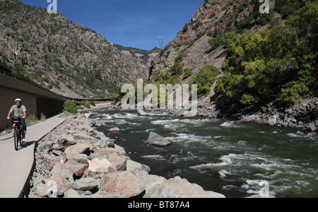 Les cyclistes sur piste cyclable dans la région de Glenwood Canyon pédalier près de la rivière Colorado Banque D'Images