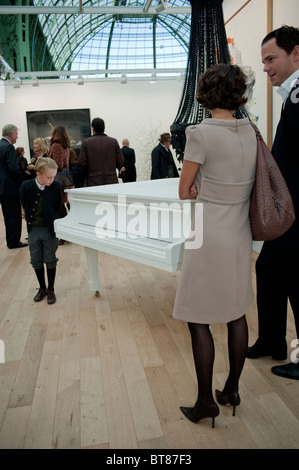 Paris, France, à la mode de visite familiale Art Gallery Art Contemporain, FIAC, sculpture moderne, par Terence Koh, Woman in Dress, arrière Banque D'Images
