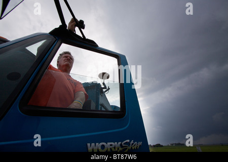 Pilote sur roues Doppler Herb Stein watches une tempête près de Des Moines, Iowa, le 5 juin 2010 Banque D'Images