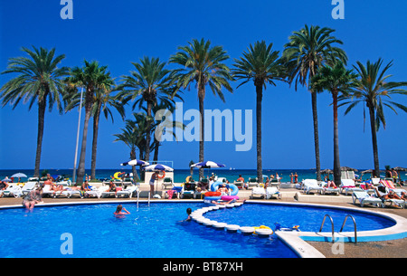 Piscine sur la Playa d'en Bossa, Ibiza, Baléares, Espagne Banque D'Images