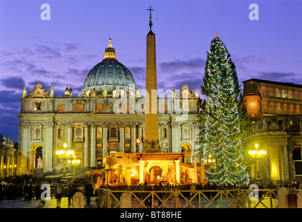 La Basilique St Pierre, la Basilique de Saint Peter, l'obélisque, scène de la nativité et l'arbre de Noël, la Place Saint Pierre, Vatican Banque D'Images