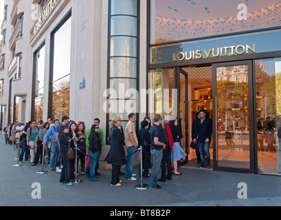 De l'extérieur de la file d'acheteurs Louis Vuitton store sur les Champs Elysées à Paris France Banque D'Images