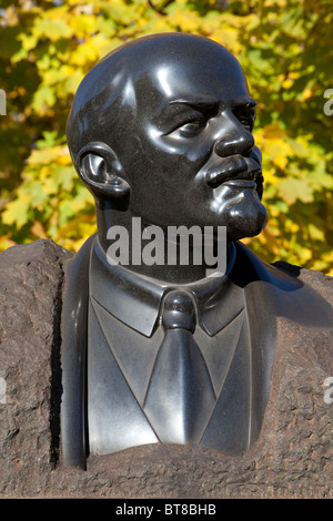 Statue de l'homme politique communiste russe Vladimir Lénine à la tombée Monument Park (Parc Muzeon des Arts) à Moscou, Russie Banque D'Images