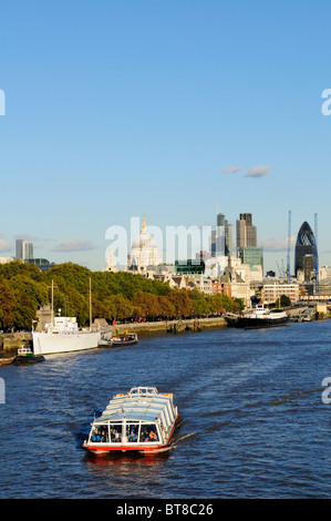 Visite d'un bateau de croisière touristique avec des bâtiments Ville de Londres, vue de Waterloo Bridge, London, England, UK Banque D'Images