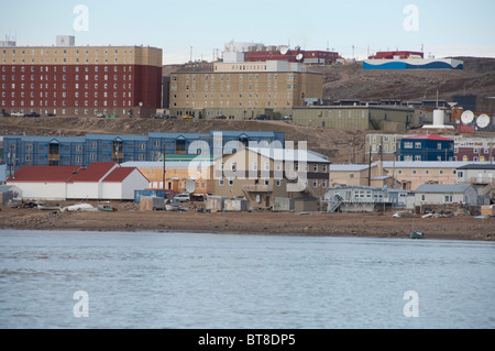 L'Arctique canadien, le Nunavut, Iqaluit, île de Baffin (aka Frobisher Bay). Vue côtière de la ville portuaire d'Iqaluit. Banque D'Images