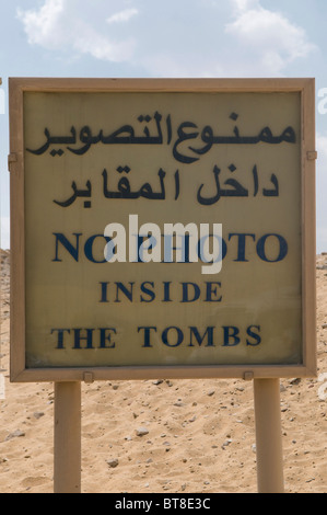 Un panneau d'avertissement interdisant la photographie à l'intérieur des tombeaux à l'entrée des tombeaux coupés en roche dans la vallée des Rois en face de Thèbes moderne Louxor en Égypte Banque D'Images