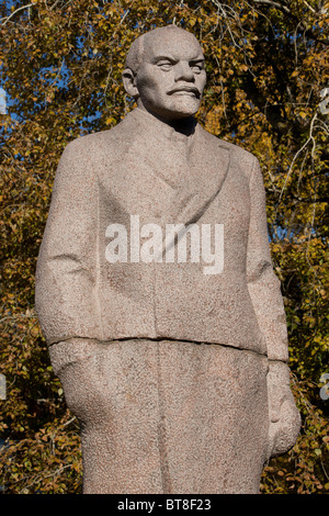 Statue de l'homme politique communiste russe Vladimir Lénine à la tombée Monument Park (Parc Muzeon des Arts) à Moscou, Russie Banque D'Images