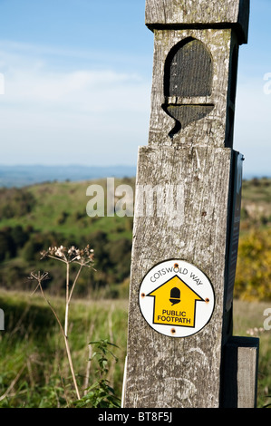 Cotswold Way sign post à Barrow Service, Nr Birdlip, Cotswolds, Gloucestershire, Angleterre, Royaume-Uni. Banque D'Images