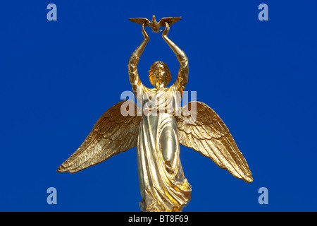 Statue en or d'un Ange tenant une colombe de la paix à la tombée Monument Park (Parc Muzeon des Arts) à Moscou, Russie Banque D'Images