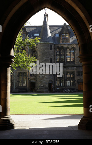 Campus de l'Université de Glasgow vue à travers une arche de l'East Quadrangle, Gilmorehill, Écosse, Royaume-Uni Banque D'Images