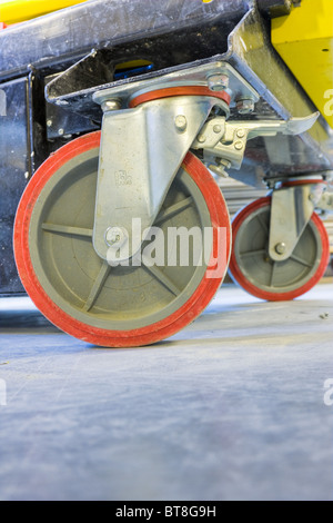 Les roues rouges utilisés dans la construction d'échafaudage de la plate-forme mobile Banque D'Images