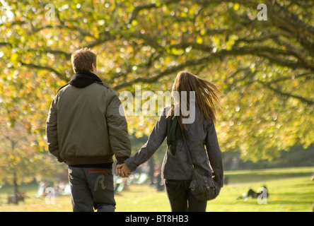 Garçon et fille, jeune couple en train de marcher dans le parc en automne Banque D'Images