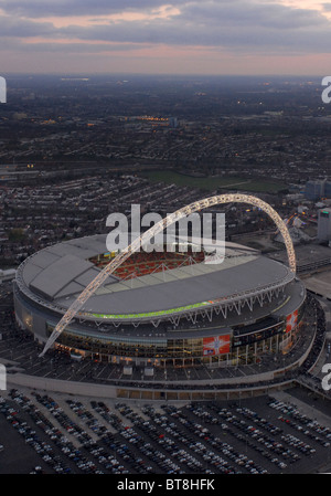 Le stade de football de Wembley vue aérienne au crépuscule tourné au cours international de football avec arch allumé Banque D'Images