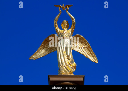 Statue en or d'un Ange tenant une colombe de la paix à la tombée Monument Park (Parc Muzeon des Arts) à Moscou, Russie Banque D'Images