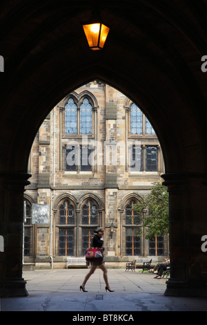 Un étudiant de l'université a vu à travers une arche d'un quadrilatère sur le campus de l'université de Glasgow, en Écosse, au Royaume-Uni Banque D'Images