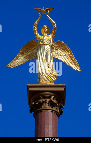 Statue en or d'un Ange tenant une colombe de la paix à la tombée Monument Park (Parc Muzeon des Arts) à Moscou, Russie Banque D'Images