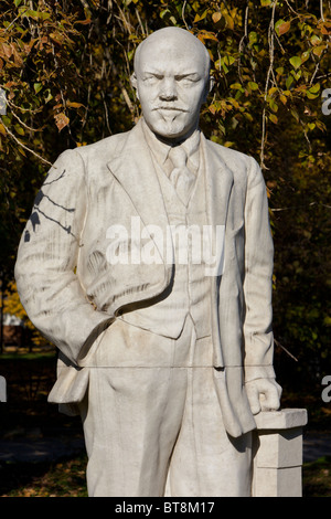 Statue de l'homme politique communiste russe Vladimir Lénine à la tombée Monument Park (Parc Muzeon des Arts) à Moscou, Russie Banque D'Images