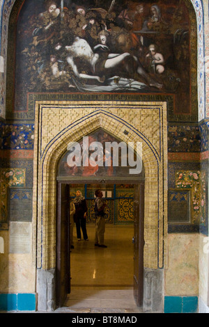 Les touristes à l'intérieur de tous les sauveurs de la cathédrale arménienne à Esfahan Iran Banque D'Images