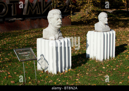Les bustes des dirigeants communistes Staline (1878-1953) et de Lénine (1870-1924) à l'Armée déchue Monument Park (Parc Muzeon des Arts) à Moscou, Russie Banque D'Images