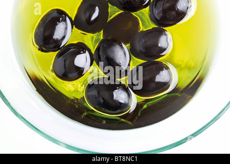 Olives noires à l'huile d'olive dans un bol en verre Banque D'Images