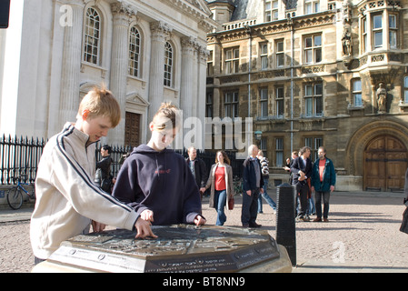 Garçon et fille à Cambridge à la recherche lors d'une carte gravée en centre-ville Banque D'Images