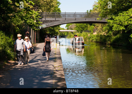 Promeneurs sur le chemin de halage de Regent's Canal, Londres en mai 2010 Banque D'Images