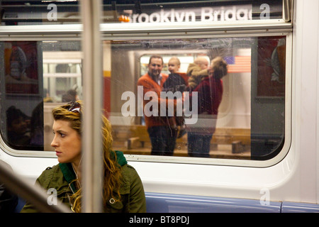 La famille sur le pont de Brooklyn dans platoform métro de Manhattan, New York Banque D'Images