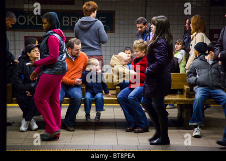 La famille sur le pont de Brooklyn dans platoform métro de Manhattan, New York Banque D'Images