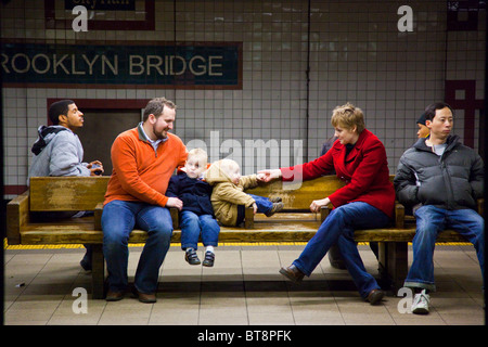 En attente de la famille à la station de métro Pont de Brooklyn, Manhattan, New York Banque D'Images