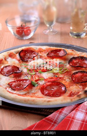 Pizza au pepperoni fraîchement cuits sur un moule Banque D'Images