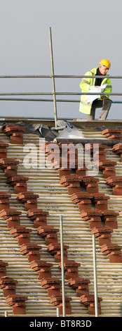 Les constructeurs de construire de nouvelles maisons sur un champ vert à Bolnore site Village. Photo par James Boardman. Banque D'Images