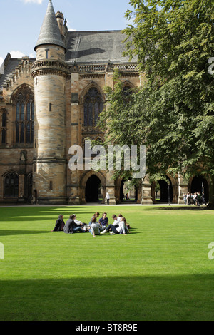 Étudiants de l'Université de Glasgow sur l'herbe du Quadrangle oriental, Campus, Écosse, Royaume-Uni Banque D'Images