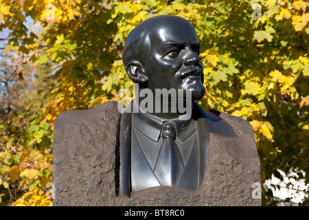 Statue de l'homme politique communiste russe Vladimir Lénine à la tombée Monument Park (Parc Muzeon des Arts) à Moscou, Russie Banque D'Images