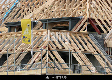 Les constructeurs de construire de nouvelles maisons sur un champ vert à Bolnore site Village. Photo par James Boardman. Banque D'Images