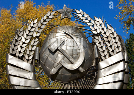 Le marteau et la faucille (symboles communistes du passé) à la tombée Monument Park (Parc Muzeon des Arts) à Moscou, Russie Banque D'Images