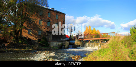 Ancien moulin à eau en briques rouges inutilisés Banque D'Images