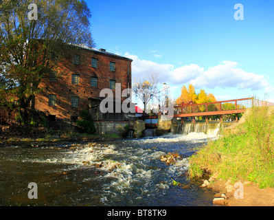 Ancien moulin à eau en briques rouges inutilisés Banque D'Images