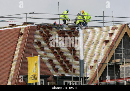 Les constructeurs de construire de nouvelles maisons sur un champ vert à Bolnore site Village. Photo par James Boardman. Banque D'Images