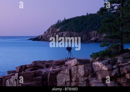 Photographe solitaire attendant la lumière de l'aube aux falaises d'Otter dans le parc national d'Acadia, Maine, États-Unis Banque D'Images