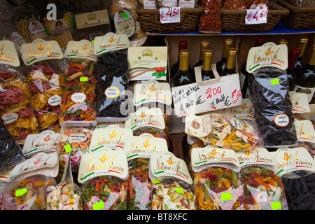 L'Italie, Lazio, Rome. Sacs de pâtes alimentaires sèches, vin et autres produits italiens sur l'affichage à l'extérieur d'un magasin dans la ville de Rome. Banque D'Images