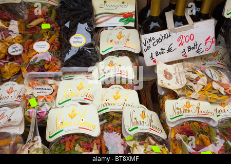 L'Italie, Lazio, Rome. Sacs de pâtes alimentaires sèches, vin et autres produits italiens sur l'affichage à l'extérieur d'un magasin dans la ville de Rome. Banque D'Images