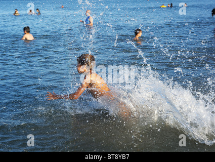 Natation dans le lac Kinneret Banque D'Images