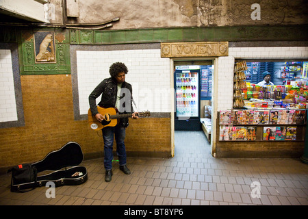 Musicien de la station de métro Astor Street à Manhattan, New York Banque D'Images