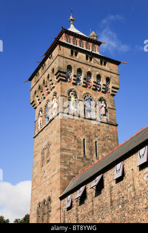 Cardiff (Caerdydd), l'Afrique du Glamorgan, Pays de Galles, Royaume-Uni, Europe. Le château de Cardiff tour de l'horloge et les murs Banque D'Images