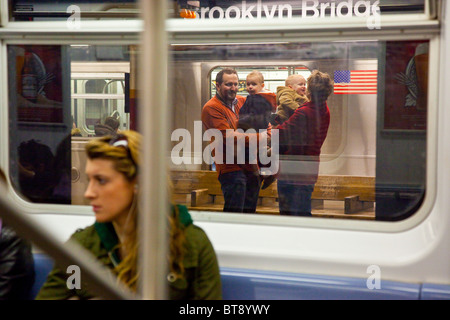 La famille sur le pont de Brooklyn dans platoform métro de Manhattan, New York Banque D'Images