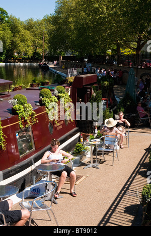 Les gens à un côté canal cafe à la Petite Venise, Londres en mai 2010 Banque D'Images