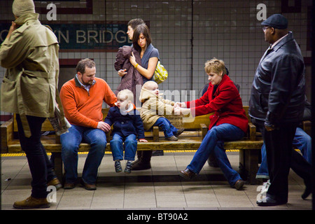 La famille sur le pont de Brooklyn dans platoform métro de Manhattan, New York Banque D'Images