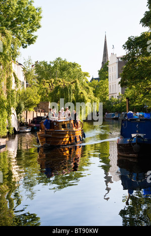 Bateau sur le Regent's Canal, Londres en mai Banque D'Images