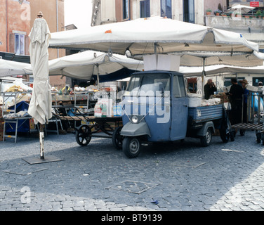 Stand du marché avec parasols et d'un transporteur Piaggio bleu sur le Campo dei Fiori à Rome, Italie Banque D'Images